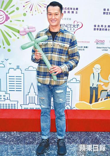 吳浩康表示如果翻撻鍾舒漫,一定是自己做主動。鍾舒漫胡楓昨日專程到機場出席關懷長者活動。 吳浩康表示如果翻撻鍾舒漫,一定是自己做主動。鍾舒漫胡楓昨日專程到機場出席關懷長者活動。