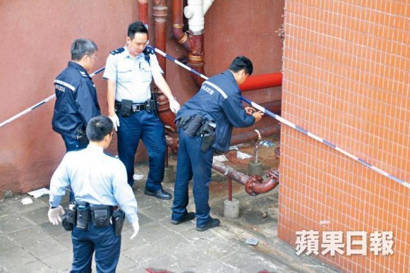 警方封鎖現場調查。墮斃工人於鑽石山悅庭軒單位外牆工作時出事。 警方封鎖現場調查。墮斃工人於鑽石山悅庭軒單位外牆工作時出事。