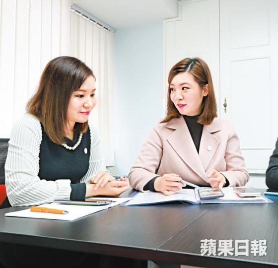 Yubi(左)和Anita至今已成功撮合逾2,000對男女。張惠萍還沒離開主播台前,原來也是參加speed dating的過來人。互聯網前有線新聞小花黃嘉如指仍從事傳媒行業時,因工時長及職場性別單一化,而單身了一段時間。互聯網 Yubi(左)和Anita至今已成功撮合逾2,000對男女。張惠萍還沒離開主播台前,原來也是參加speed dating的過來人。互聯網前有線新聞小花黃嘉如指仍從事傳媒行業時,因工時長及職場性別單一化,而單身了一段時間。互聯網