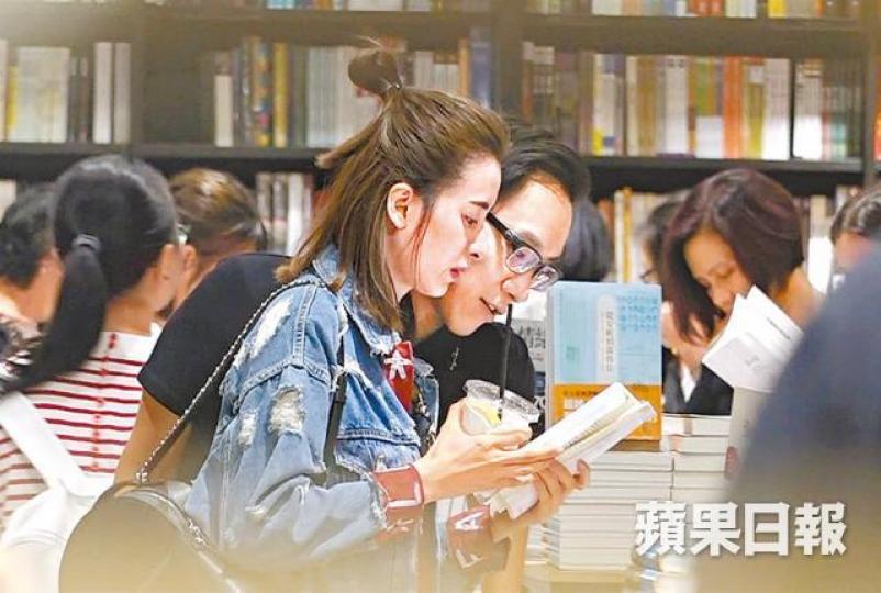 沈大師與男友Calvin感情穩定,不時被拍到兩人行街的畫面。資料圖片 沈大師與男友Calvin感情穩定,不時被拍到兩人行街的畫面。資料圖片