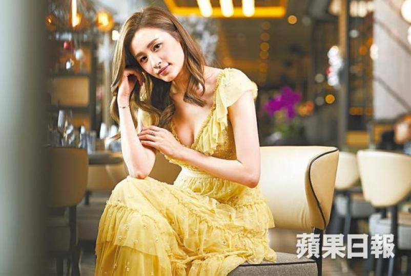 在無綫16年的沈大師,坦言只是「表面風光」,入行後依然是慳妹,只搭公共交通工具,食麵包充飢。沈大師(中)在02年參加《TVB周刊》選舉入行。資料圖片沈大師(右)首部劇集就是在04年於《青出於藍》演主角趙頌茹的好友。電視圖片為拍《古靈精探B》的鋼管舞場景,沈大師苦練了一個星期。電視圖片去年播出的《特技人》成為沈大師的告別作。劇照身形弗爆的沈大師,不時大晒長腿。 在無綫16年的沈大師,坦言只是「表面風光」,入行後依然是慳妹,只搭公共交通工具,食麵包充飢。沈大師(中)在02年參加《TVB周刊》選舉入行。資料圖片沈大師(右)首部劇集就是在04年於《青出於藍》演主角趙頌茹的好友。電視圖片為拍《古靈精探B》的鋼管舞場景,沈大師苦練了一個星期。電視圖片去年播出的《特技人》成為沈大師的告別作。劇照身形弗爆的沈大師,不時大晒長腿。