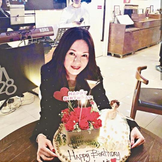 前日53歲生日嘅珍妹話,今年生日過得特別快樂。互聯網圖片張文慈等一班老友為珍妹慶祝生日。互聯網圖片 前日53歲生日嘅珍妹話,今年生日過得特別快樂。互聯網圖片張文慈等一班老友為珍妹慶祝生日。互聯網圖片