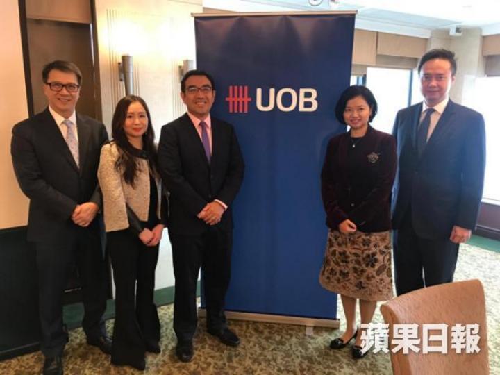 大華銀行大中華及香港環球金融主管李國基（左一）、大華銀行市場分析與策略主管王君豪（左三）及大華銀行大中華區行政總葉楊詩明（右二）。