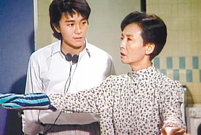 在 《他來自江湖》中,演女管家的愛姐,扮盲摑了周星馳一巴。電視圖片愛姐在《千王群英會》中,就是飾演謝賢的管家。互聯網圖片 在 《他來自江湖》中,演女管家的愛姐,扮盲摑了周星馳一巴。電視圖片愛姐在《千王群英會》中,就是飾演謝賢的管家。互聯網圖片