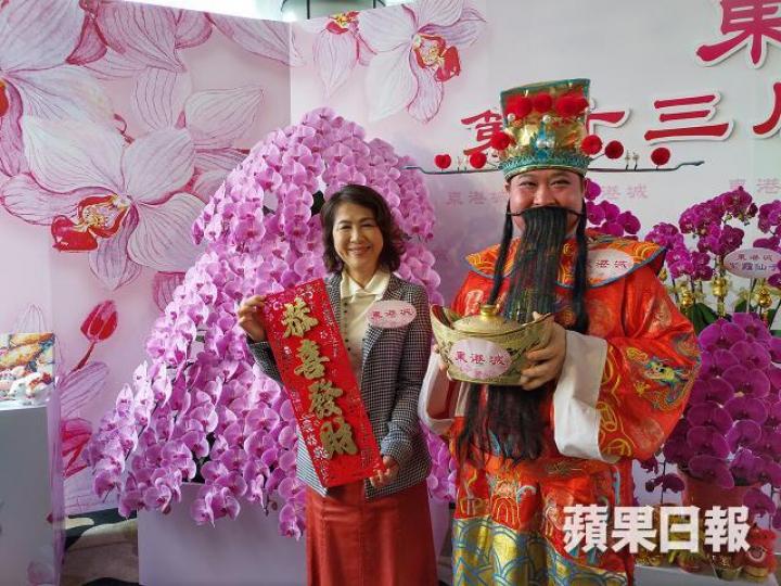 新地鍾秀蓮(左)表示,今年投入3,167萬元作新春及情人節推廣費用。 新地鍾秀蓮(左)表示,今年投入3,167萬元作新春及情人節推廣費用。