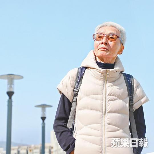 現年81歲的愛姐先後經歷破產、喪夫、跌傷及喪子,她坦言如像耶穌釘十字架一樣。愛姐丈夫左几是60年代著名粵語片導演,拍過不少經典作品。互聯網圖片在《江湖小子》演羅蘭女傭的愛姐,與周潤發也有對手戲。電視圖片愛姐與兒子感情深厚,兒子生前更會定時返港探望。提起去年離世的兒子,愛姐不禁落淚說:「我要堅強!」愛姐前年不慎跌倒,醫生本來評估她會卧床不起,但硬朗的她現在行動自如,相當精靈。 現年81歲的愛姐先後經歷破產、喪夫、跌傷及喪子,她坦言如像耶穌釘十字架一樣。愛姐丈夫左几是60年代著名粵語片導演,拍過不少經典作品。互聯網圖片在《江湖小子》演羅蘭女傭的愛姐,與周潤發也有對手戲。電視圖片愛姐與兒子感情深厚,兒子生前更會定時返港探望。提起去年離世的兒子,愛姐不禁落淚說:「我要堅強!」愛姐前年不慎跌倒,醫生本來評估她會卧床不起,但硬朗的她現在行動自如,相當精靈。