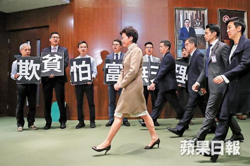 民主派昨在林鄭面前展示「欺貧怕富無天理 林鄭何不食肉糜」標語抗議。何柏佳攝 民主派昨在林鄭面前展示「欺貧怕富無天理 林鄭何不食肉糜」標語抗議。何柏佳攝