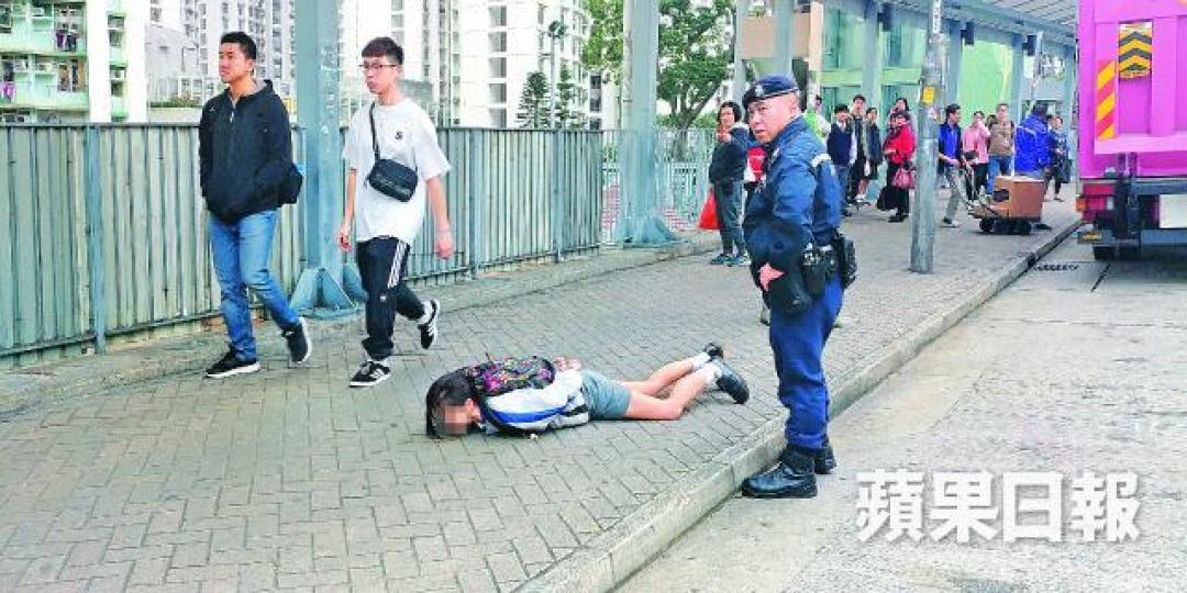 涉襲警被警長撻落地的女學生,事後被鎖上手銬,有街坊在場拍照。姜偉康攝女學生事後忿忿不平坐在地上。涉打架男學生同被警員拘捕。 涉襲警被警長撻落地的女學生,事後被鎖上手銬,有街坊在場拍照。姜偉康攝女學生事後忿忿不平坐在地上。涉打架男學生同被警員拘捕。