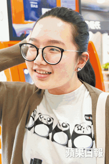 黃小姐:你一用散銀,商戶有時塊面就黑晒,要佢數散銀好似殺咗阿爸阿媽咁。梁先生認為毫子被淘汰只是時間的問題。 黃小姐:你一用散銀,商戶有時塊面就黑晒,要佢數散銀好似殺咗阿爸阿媽咁。梁先生認為毫子被淘汰只是時間的問題。