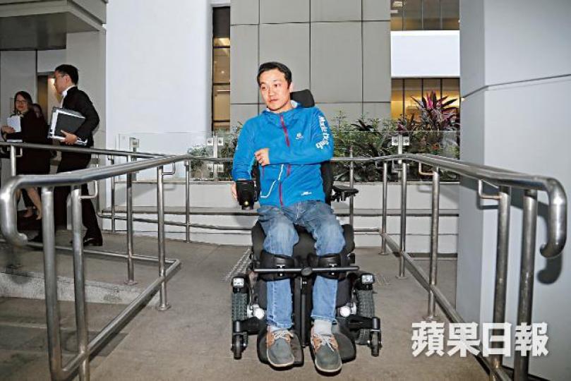 現須以輪椅代步的黎志偉昨出庭作供。何頴賢攝 現須以輪椅代步的黎志偉昨出庭作供。何頴賢攝