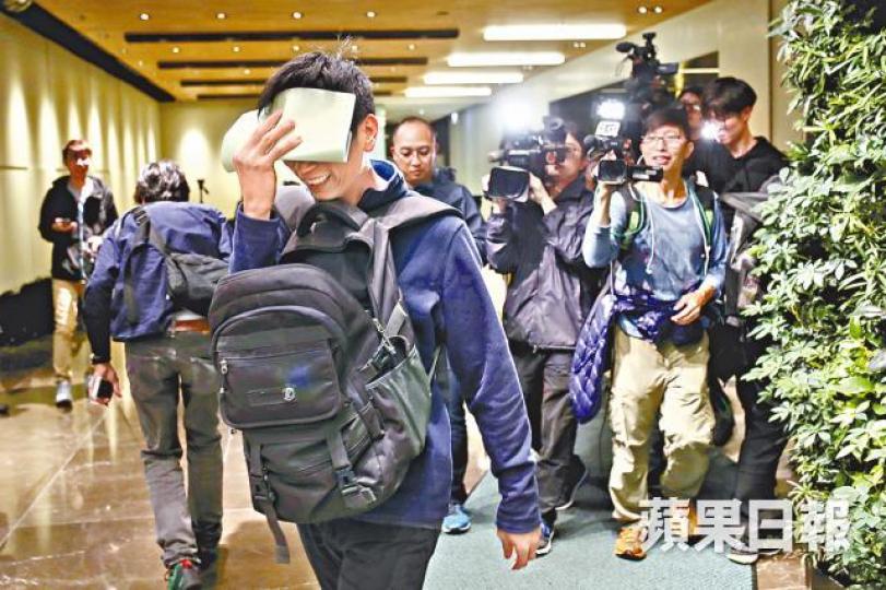 麗翠苑綠置居昨晚截止申請,有市民遲到無法交表。何家達攝 麗翠苑綠置居昨晚截止申請,有市民遲到無法交表。何家達攝