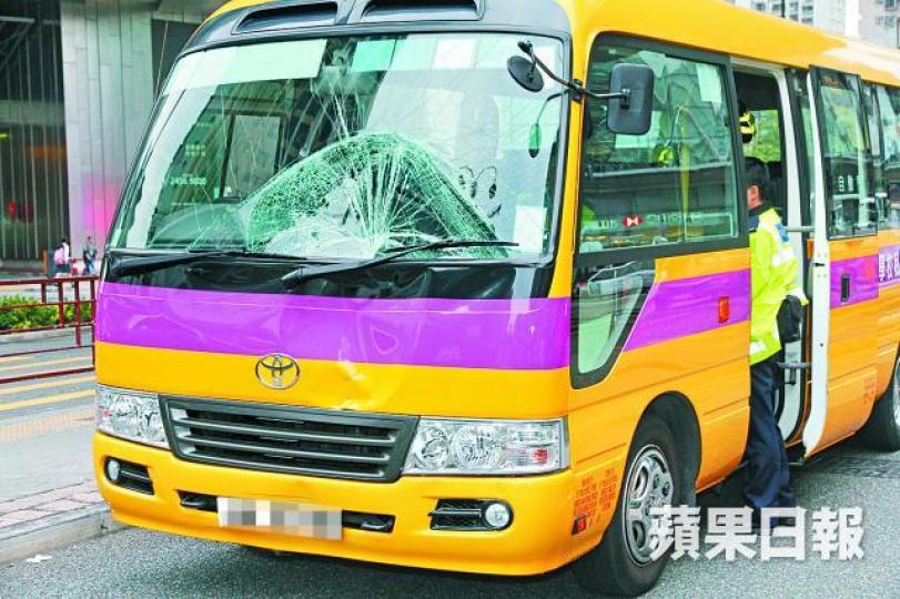 肇事校巴車頭擋風玻璃爆裂。溫瑞麟攝車cam揭事主(左)橫過馬路時,行車交通燈號剛由綠燈轉黃燈。網上圖片 肇事校巴車頭擋風玻璃爆裂。溫瑞麟攝車cam揭事主(左)橫過馬路時,行車交通燈號剛由綠燈轉黃燈。網上圖片