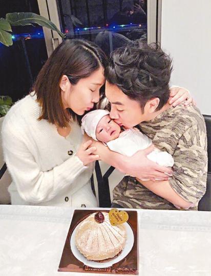 李亞男幫祖藍慶生,仲上載一家三口合照,祖藍更肉緊咀B女。互聯網圖片李亞男之前幸福晒巨肚,迎接小生命來臨。互聯網圖片 李亞男幫祖藍慶生,仲上載一家三口合照,祖藍更肉緊咀B女。互聯網圖片李亞男之前幸福晒巨肚,迎接小生命來臨。互聯網圖片