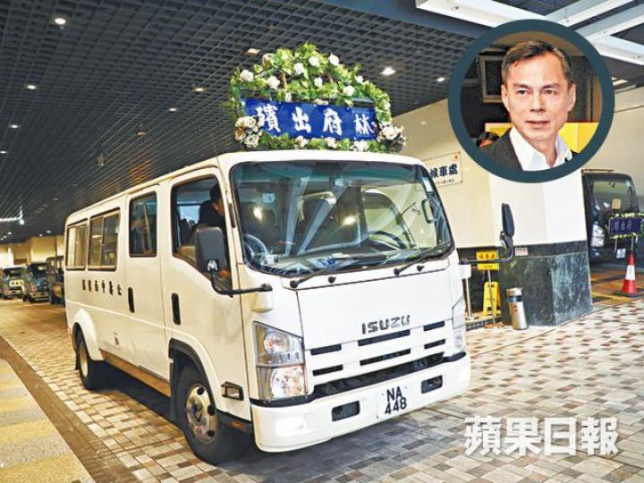 昨早進行大殮儀式後,林嶺東(小圖)的遺體由靈車移送離開。 昨早進行大殮儀式後,林嶺東(小圖)的遺體由靈車移送離開。