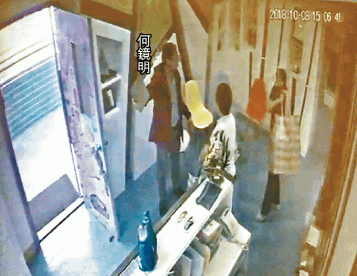 校董何鏡明指示工友和書記,搬走疑似裝有文件的「紅白藍」。閉路電視截圖 校董何鏡明指示工友和書記,搬走疑似裝有文件的「紅白藍」。閉路電視截圖