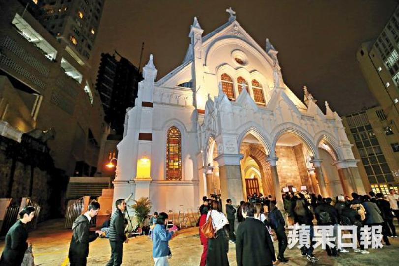 大批信徒到堅道聖母無原罪主教座堂參加楊鳴章的守靈彌撒。神職人員雙手捧着楊鳴章的遺照進入座堂。輔理主教夏志誠及百多名信眾昨在座堂外迎接楊鳴章的靈柩進入座堂安奉。黎樹雄攝守靈彌撒由榮休主教陳日君樞機主禮。曾鮑笑薇(左圖)及陳茂波(右圖)昨出席守靈彌撒。黎樹雄攝 大批信徒到堅道聖母無原罪主教座堂參加楊鳴章的守靈彌撒。神職人員雙手捧着楊鳴章的遺照進入座堂。輔理主教夏志誠及百多名信眾昨在座堂外迎接楊鳴章的靈柩進入座堂安奉。黎樹雄攝守靈彌撒由榮休主教陳日君樞機主禮。曾鮑笑薇(左圖)及陳茂波(右圖)昨出席守靈彌撒。黎樹雄攝