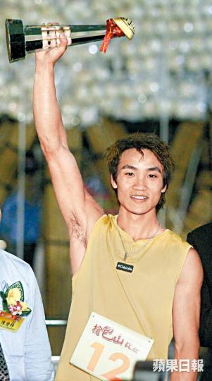 黎志偉2008年在長洲太平清醮搶包山中以10秒極速攀上包山頂並勇奪冠軍,榮膺「包山王」。 黎志偉2008年在長洲太平清醮搶包山中以10秒極速攀上包山頂並勇奪冠軍,榮膺「包山王」。