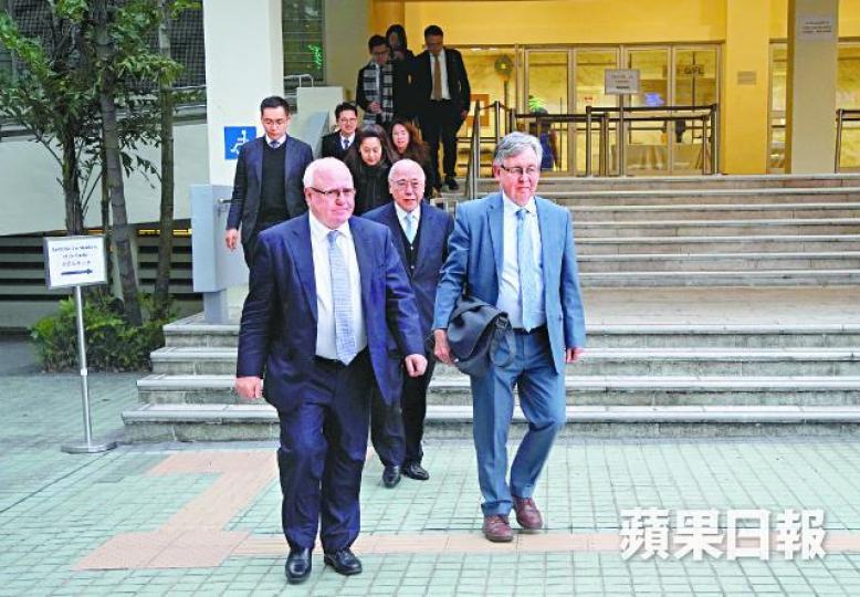專家證人Steve Roswell(右)昨表示,螺絲帽安裝期間,承建商需親身監察。朱家駿攝 專家證人Steve Roswell(右)昨表示,螺絲帽安裝期間,承建商需親身監察。朱家駿攝