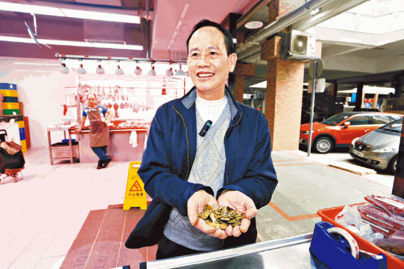 佳寶超市負責人盧先生強調毫子也是錢,為方便街坊不會拒收。 佳寶超市負責人盧先生強調毫子也是錢,為方便街坊不會拒收。
