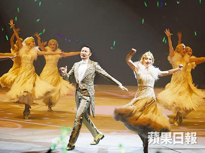 學友一連15場的演唱會,昨晚在紅館開鑼。學友甫開場就以連串快歌為演唱會揭開序幕。學友大女張瑤華昨晚到紅館,欣賞爹哋演唱會。學友昨早先為演唱會拜神,與工作人員切燒豬。學友拜神後,親民的走向粉絲堆中握手。不少觀眾提前到紅館購買學友演唱會的商品。 學友一連15場的演唱會,昨晚在紅館開鑼。學友甫開場就以連串快歌為演唱會揭開序幕。學友大女張瑤華昨晚到紅館,欣賞爹哋演唱會。學友昨早先為演唱會拜神,與工作人員切燒豬。學友拜神後,親民的走向粉絲堆中握手。不少觀眾提前到紅館購買學友演唱會的商品。