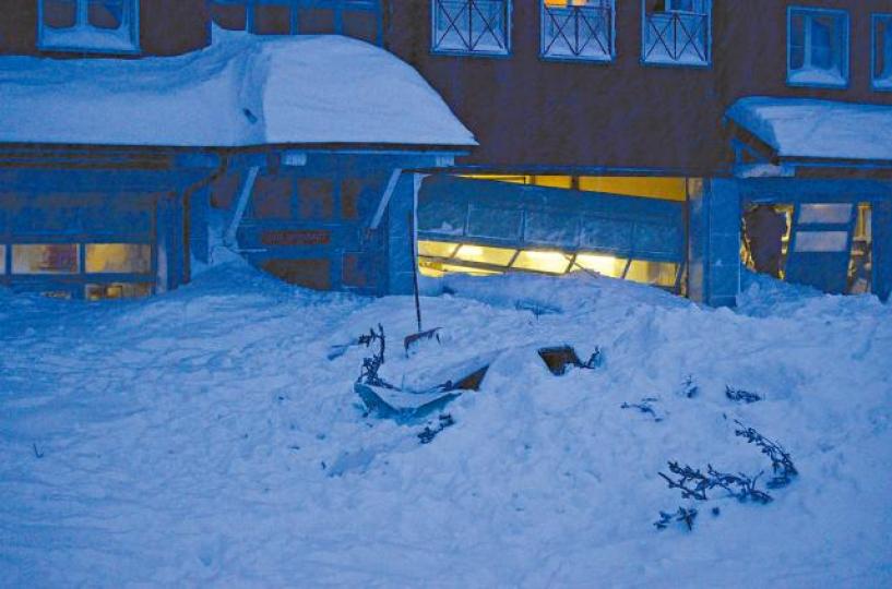 酒店建築物幾乎被雪掩埋。路透社 酒店建築物幾乎被雪掩埋。路透社