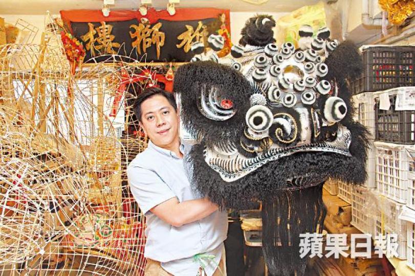年僅40歲的許嘉雄,已有30多年紮獅頭經驗。許嘉雄長期屈曲雙腿工作,令他經常膝蓋痠痛。姪兒「老虎仔」也是紮作師傅,大大減輕許嘉雄的工作量。許母早年曾怒毀兒子製作的獅頭,如今也跟丈夫一起在雄獅樓幫忙。 年僅40歲的許嘉雄,已有30多年紮獅頭經驗。許嘉雄長期屈曲雙腿工作,令他經常膝蓋痠痛。姪兒「老虎仔」也是紮作師傅,大大減輕許嘉雄的工作量。許母早年曾怒毀兒子製作的獅頭,如今也跟丈夫一起在雄獅樓幫忙。