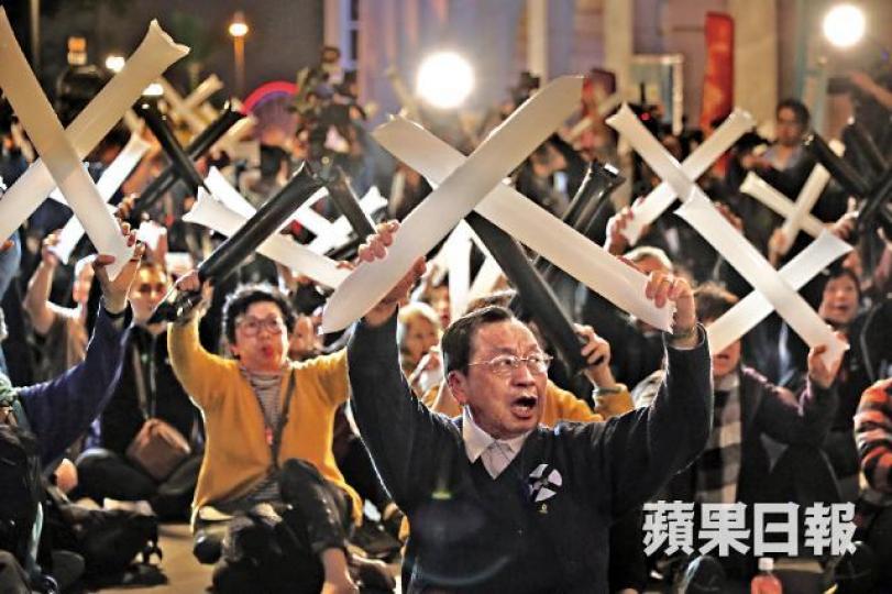 在「追究梁振英、鄭若驊集氣大會」上,市民揮動吹氣棒,聲討梁振英、鄭若驊及特首林鄭月娥等人。何家達攝昨晚約有500名市民聚集終院大樓外出席集會。林卓廷(左)表示,「天下為公」團隊正研究提出司法覆核或私人檢控的可能。 在「追究梁振英、鄭若驊集氣大會」上,市民揮動吹氣棒,聲討梁振英、鄭若驊及特首林鄭月娥等人。何家達攝昨晚約有500名市民聚集終院大樓外出席集會。林卓廷(左)表示,「天下為公」團隊正研究提出司法覆核或私人檢控的可能。