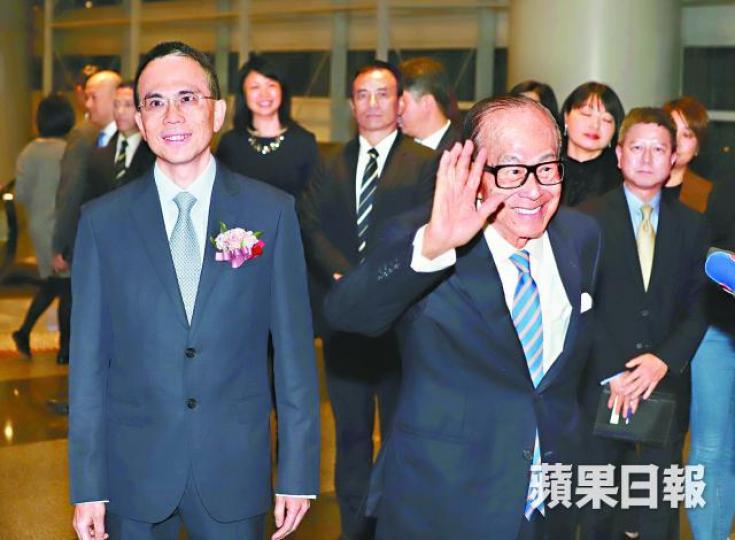 李嘉誠及李澤鉅昨出席長江集團周年晚宴,兩人見傳媒時均笑容滿面。譚德潤攝 李嘉誠及李澤鉅昨出席長江集團周年晚宴,兩人見傳媒時均笑容滿面。譚德潤攝