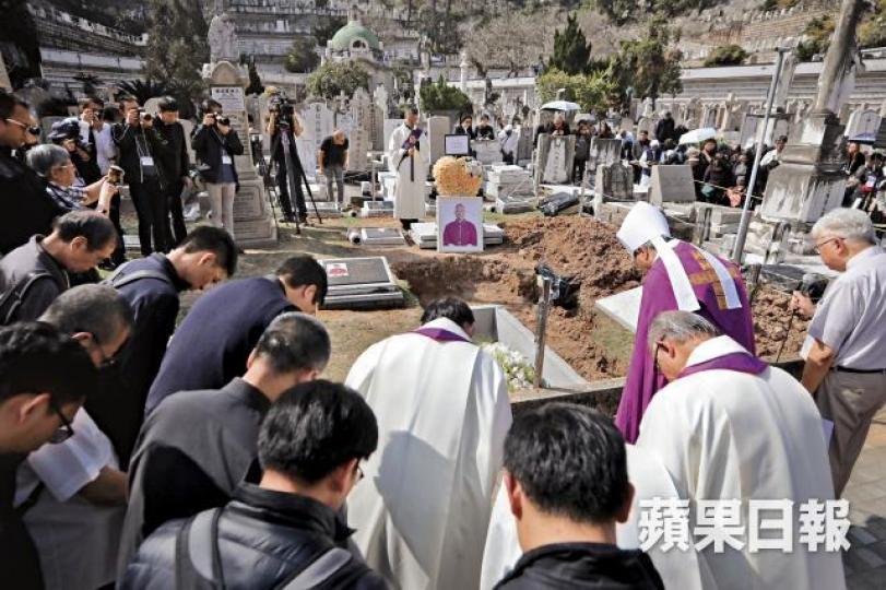 楊鳴章遺體昨葬於跑馬地天主教墳場,眾人鞠躬致意。何穎賢攝榮休主教陳日君樞機到達墳場後為楊鳴章祈禱。 楊鳴章遺體昨葬於跑馬地天主教墳場,眾人鞠躬致意。何穎賢攝榮休主教陳日君樞機到達墳場後為楊鳴章祈禱。