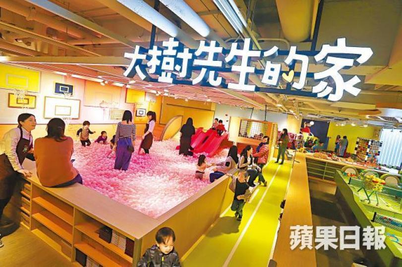 大樹先生的家於皇室堡開分店,樓面達6,000方呎。大樹先生的家創辦人吳昭平新店花費10萬元引入德國兒童積木。波波池球是大樹先生的家自製,並由台灣空運來港。 大樹先生的家於皇室堡開分店,樓面達6,000方呎。大樹先生的家創辦人吳昭平新店花費10萬元引入德國兒童積木。波波池球是大樹先生的家自製,並由台灣空運來港。