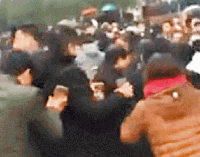 家長圍毆當地官員。 家長圍毆當地官員。