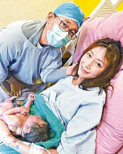 隋棠生孻仔時過程痛苦,但丈夫全程陪產。互聯網圖片由於囝囝是巨B,隋棠生產時因過度用力導致BB鎖骨骨折。互聯網圖片 隋棠生孻仔時過程痛苦,但丈夫全程陪產。互聯網圖片由於囝囝是巨B,隋棠生產時因過度用力導致BB鎖骨骨折。互聯網圖片
