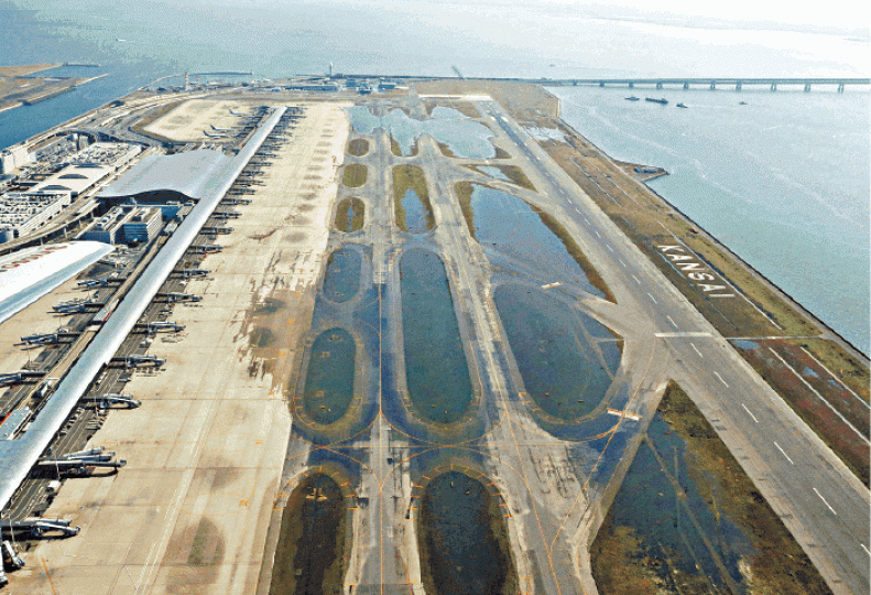去年9月,飛燕吹襲大阪關西機場,破壞嚴重。 去年9月,飛燕吹襲大阪關西機場,破壞嚴重。