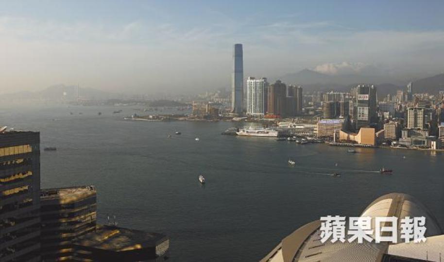 環保署指去年本港空氣污染物下降,但昨日的維港仍是灰濛一片。李家皓攝 環保署指去年本港空氣污染物下降,但昨日的維港仍是灰濛一片。李家皓攝
