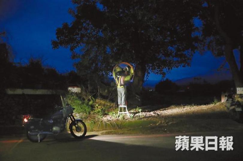 凌晨天色未亮,張秀雄就開始擦拭反光鏡,並用機車大燈照明來確保安全。張秀雄認為擦拭反光鏡就像擦拭自己的心鏡,越做心情越沉穩。張秀雄每天都帶着長柄刷、梯子等工具,騎着機車出門擦反光鏡,直到天色全亮才返家。為避免重複擦拭反光鏡,七年來張秀雄用筆記本密密麻麻記錄每天的路程和擦拭數量。 凌晨天色未亮,張秀雄就開始擦拭反光鏡,並用機車大燈照明來確保安全。張秀雄認為擦拭反光鏡就像擦拭自己的心鏡,越做心情越沉穩。張秀雄每天都帶着長柄刷、梯子等工具,騎着機車出門擦反光鏡,直到天色全亮才返家。為避免重複擦拭反光鏡,七年來張秀雄用筆記本密密麻麻記錄每天的路程和擦拭數量。