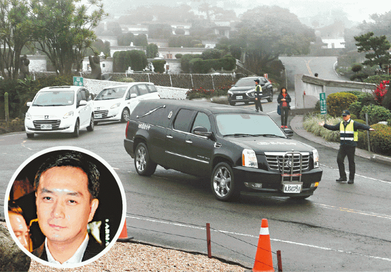 嚴凱泰(圓圖)靈車抵達金寶山。 嚴凱泰(圓圖)靈車抵達金寶山。