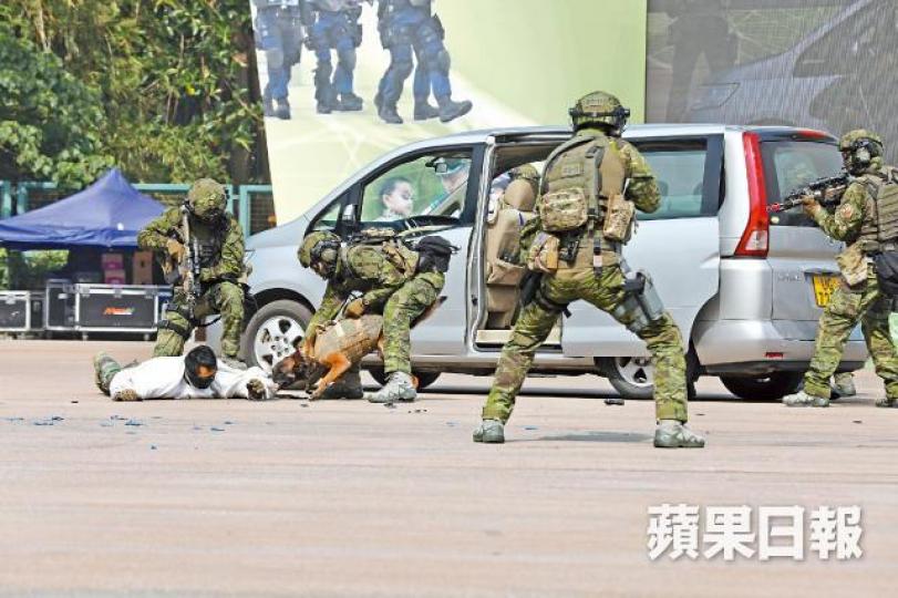 警方安排聯合反恐演習作開幕禮表演環節。李家皓攝特首林鄭月娥(右)昨與中聯辦主任王志民出席警隊175周年大匯演暨同樂日。四位前警務處長昨亦有出席活動。林鄭致辭期間,一名警員身體不適,由同袍攙扶(箭嘴示)。 警方安排聯合反恐演習作開幕禮表演環節。李家皓攝特首林鄭月娥(右)昨與中聯辦主任王志民出席警隊175周年大匯演暨同樂日。四位前警務處長昨亦有出席活動。林鄭致辭期間,一名警員身體不適,由同袍攙扶(箭嘴示)。