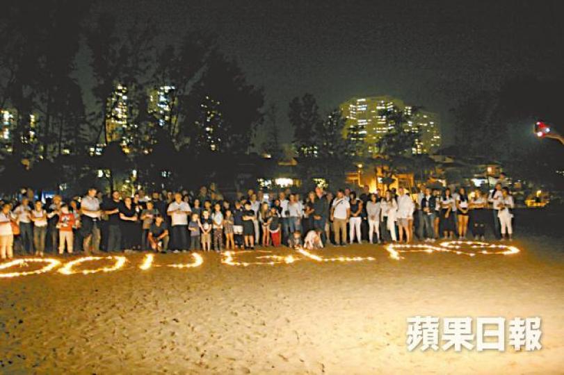 約200名好友及鄰居由愉景灣遊艇會步行往沙灘燃點燭光,砌出死者英文名字Douglas。黃學潤攝死者Douglas Anderson生前任職國泰機師。互聯網死者一對子女(右二、右三)及母親(左二)均有到場。悼念活動為時約兩小時。愉景灣遊艇會去年8月底突發出通告,要求會員在上月限期前將船移離泊位,共150個船戶家庭被逼遷。資料圖片好友Koke指死者因逼遷承受極大壓力。 約200名好友及鄰居由愉景灣遊艇會步行往沙灘燃點燭光,砌出死者英文名字Douglas。黃學潤攝死者Douglas Anderson生前任職國泰機師。互聯網死者一對子女(右二、右三)及母親(左二)均有到場。悼念活動為時約兩小時。愉景灣遊艇會去年8月底突發出通告,要求會員在上月限期前將船移離泊位,共150個船戶家庭被逼遷。資料圖片好友Koke指死者因逼遷承受極大壓力。