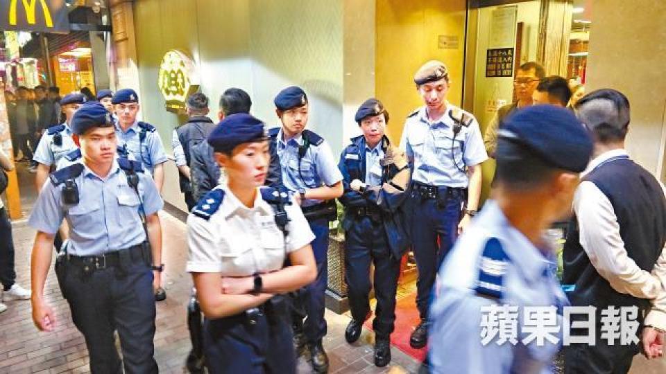 警員在街頭行動,場面大陣仗。 警員在街頭行動,場面大陣仗。