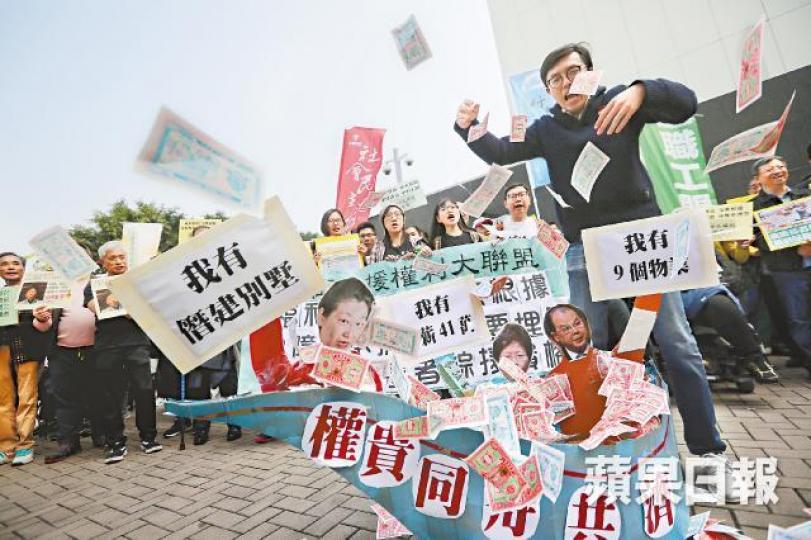 多個團體代表昨在特首辦外示威,有人撒陰司紙抗議政府高官肚滿腸肥,卻剝削基層長者。何頴賢攝示威者要求擱置提高長者綜援門檻政策。 多個團體代表昨在特首辦外示威,有人撒陰司紙抗議政府高官肚滿腸肥,卻剝削基層長者。何頴賢攝示威者要求擱置提高長者綜援門檻政策。