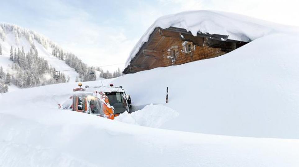 歐洲多國大雪,奧地利是重災區,公園和墳場等設施臨時封閉。美聯社救援員在嚴寒天氣下搜救雪崩失蹤者。 歐洲多國大雪,奧地利是重災區,公園和墳場等設施臨時封閉。美聯社救援員在嚴寒天氣下搜救雪崩失蹤者。