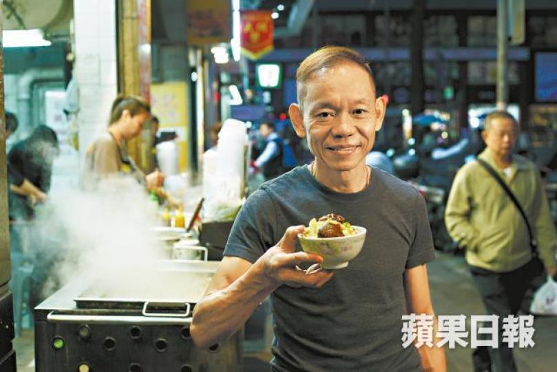 一碗糯米飯爽身軟糯，看得出阿細的用心。糯米飯和着裊裊白煙裝滿碗，熱燙非常。雜錦臘味糯米飯 $36蒸好的糯米飯在熱爐上要不斷翻動、打鬆才會爽身，既要力氣也要心機。熱賣的喳咋有芋頭、麥米、紅豆、眉豆、片糖、西米，都是依循父親的方法煲出來。三弟少明對廚房沒興趣，主力樓面。阿細93年結婚，擺酒時與父親合照。原條臘腸、膶腸放飯面蒸熟，供客人吃臘味糯米飯時「追加」。吳太婚前已在街邊檔強記落力幫手，阿細感激宣言：「幸好強記有你，幸好我娶到你。」寒風中，強記店前人群聚攏等外賣。馬來甜品喳咋 $24腐竹薏米糖水 