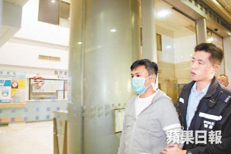 被捕的37歲姓陳疑犯細B,前晚由警員押解到醫院。警方撿獲全球定位追蹤器、針孔攝錄機等跟蹤器材。 被捕的37歲姓陳疑犯細B,前晚由警員押解到醫院。警方撿獲全球定位追蹤器、針孔攝錄機等跟蹤器材。