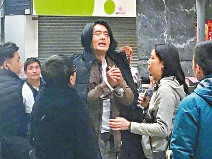 發哥在澳門為新片開工,其長髮懷舊造型曝光。微博圖片 發哥在澳門為新片開工,其長髮懷舊造型曝光。微博圖片
