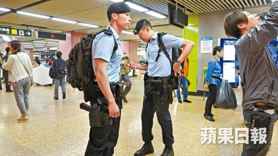 警方新成立的鐵路應變部隊事後趕到現場。梁澤岡攝前年有人在港鐵尖沙嘴站縱火自焚。 警方新成立的鐵路應變部隊事後趕到現場。梁澤岡攝前年有人在港鐵尖沙嘴站縱火自焚。