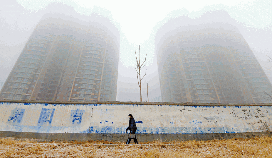 霧霾籠罩華北地區,河北邯鄲巿昨日也是灰濛濛一片。路透社 霧霾籠罩華北地區,河北邯鄲巿昨日也是灰濛濛一片。路透社