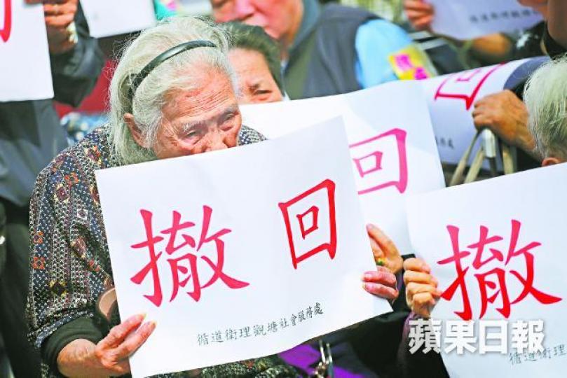 政府收緊長者綜援門檻,引起社會極大迴響,紛紛要求撤回。林正財昨在《城市論壇》稱,退休年齡由60歲延至65歲後,可鼓勵長者就業。何頴賢攝 政府收緊長者綜援門檻,引起社會極大迴響,紛紛要求撤回。林正財昨在《城市論壇》稱,退休年齡由60歲延至65歲後,可鼓勵長者就業。何頴賢攝
