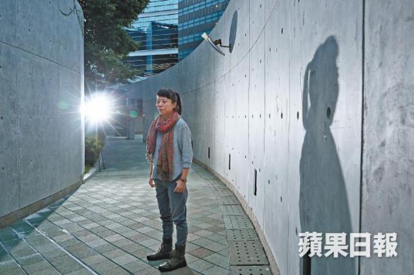 在魂游眼中,藝術圈是一個男性主導的世界。何家達攝《在桌上:向霜田誠二致敬》中,魂游裸體旋轉,呈現身體力量之美。行為藝術《芬蘭.慾》中,魂游赤裸走進藝術館櫃內,反思身體與空間關係。受訪者提供圖片林嵐指女士作為家庭照顧者,須花更多力氣才能堅持創作。許頌明攝大型雕塑需要大量勞動,林嵐需健身應付創作所花的體力。受訪者提供圖片林嵐的裝置《在「一樣的月光」下「明日話今天」》邀請車衣女工將回收的雨傘布製成巨型天幕。 在魂游眼中,藝術圈是一個男性主導的世界。何家達攝《在桌上:向霜田誠二致敬》中,魂游裸體旋轉,呈現身體力量之美。行為藝術《芬蘭.慾》中,魂游赤裸走進藝術館櫃內,反思身體與空間關係。受訪者提供圖片林嵐指女士作為家庭照顧者,須花更多力氣才能堅持創作。許頌明攝大型雕塑需要大量勞動,林嵐需健身應付創作所花的體力。受訪者提供圖片林嵐的裝置《在「一樣的月光」下「明日話今天」》邀請車衣女工將回收的雨傘布製成巨型天幕。