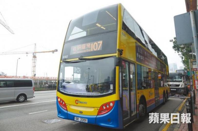 城巴一名女乘客遭人剪去頭髮;圖為同一路線107號城巴。 城巴一名女乘客遭人剪去頭髮;圖為同一路線107號城巴。
