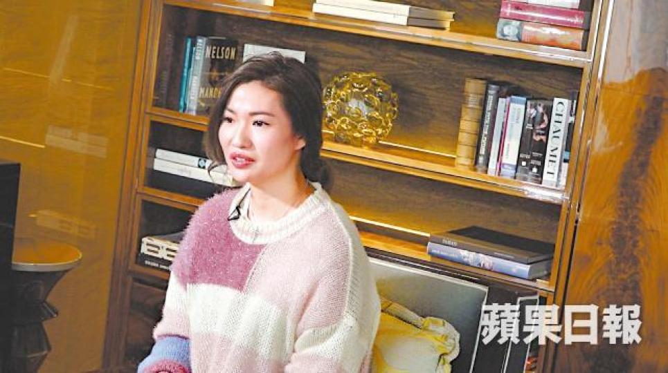 黎曉靈有幾位至親家人,都因癌病離世,回憶往事,發現很多事都不是人所能控制。黎堅惠2014年因癌症去世。Kimmy(中)代理法國珠寶品牌Larme Violette,曾替不少名人設計戒指。「江湖人物」Teddy哥2018年6月離世,他令Kimmy對生命有新看法。Kimmy腹腔長出腫瘤,卻因拖延做手術而差點踏進鬼門關;旁為好友陳少霞。 黎曉靈有幾位至親家人,都因癌病離世,回憶往事,發現很多事都不是人所能控制。黎堅惠2014年因癌症去世。Kimmy(中)代理法國珠寶品牌Larme Violette,曾替不少名人設計戒指。「江湖人物」Teddy哥2018年6月離世,他令Kimmy對生命有新看法。Kimmy腹腔長出腫瘤,卻因拖延做手術而差點踏進鬼門關;旁為好友陳少霞。